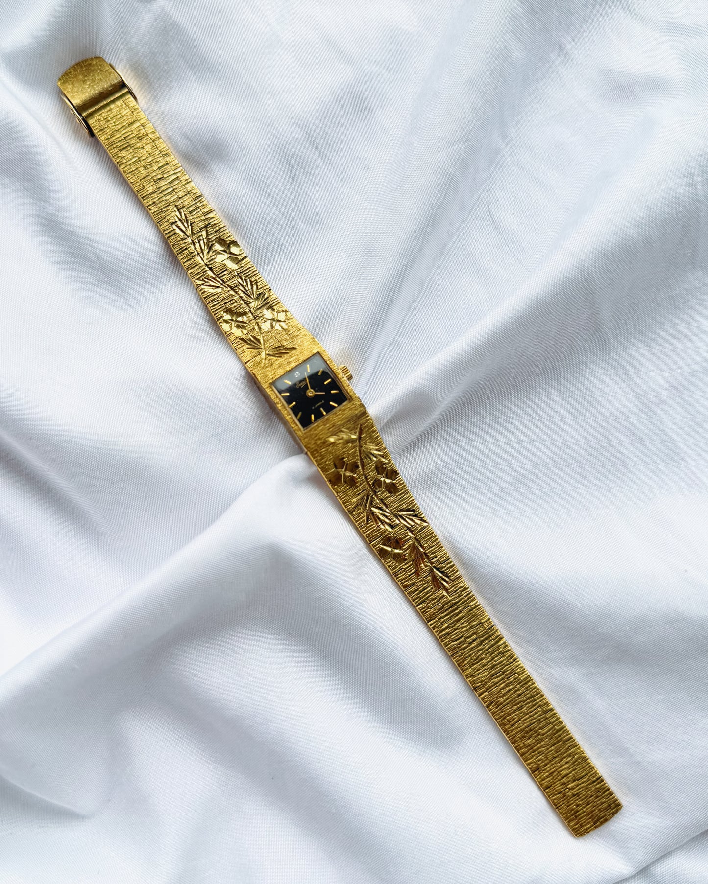 Gold - 1970s EXTREMELY RARE Everite Floral Watch