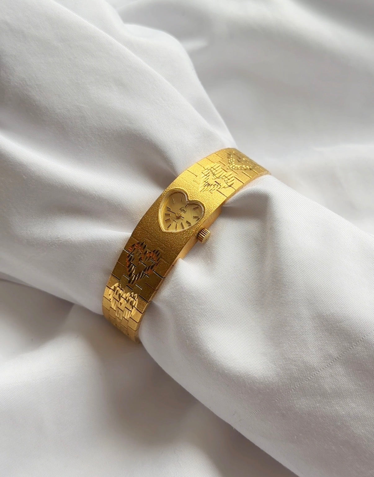 Gold - 1970s EXTREMELY RARE Heart-Shaped Watch