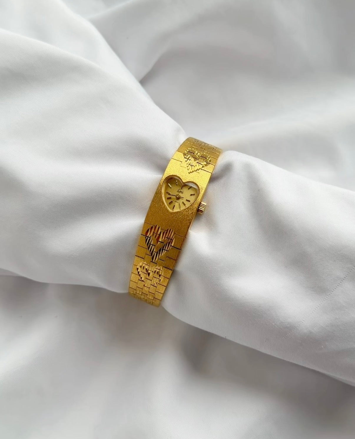 Gold - 1970s EXTREMELY RARE Heart-Shaped Watch