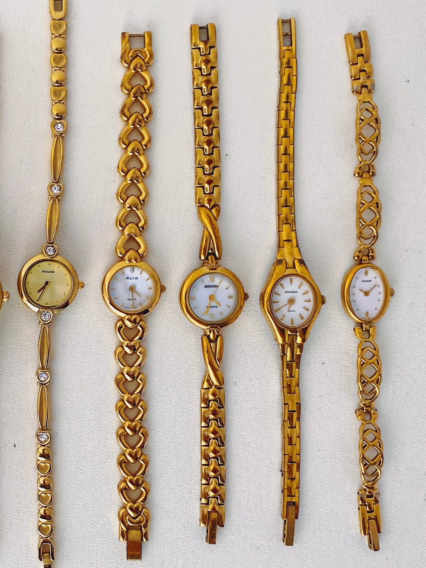 GOLD - DAINTY VINTAGE WATCHES