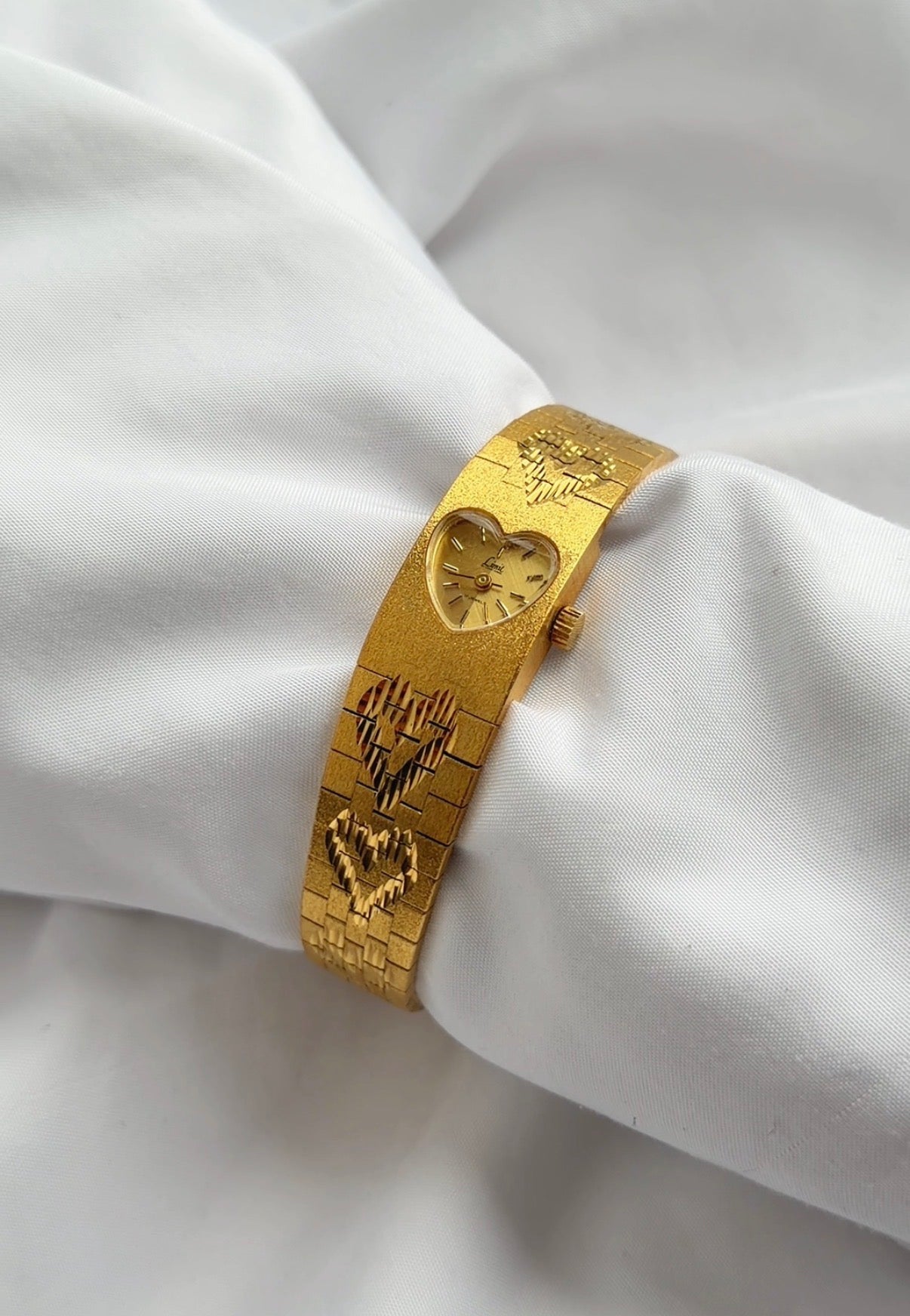 Gold - 1970s EXTREMELY RARE Heart-Shaped Watch