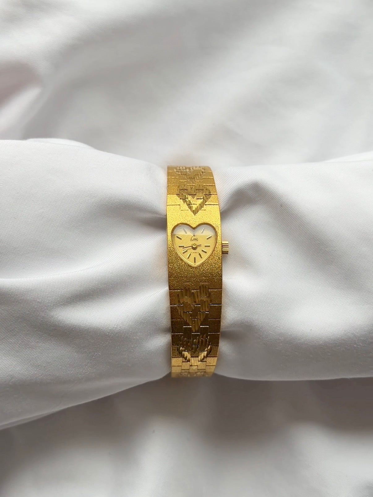 Gold - 1970s EXTREMELY RARE Heart-Shaped Watch