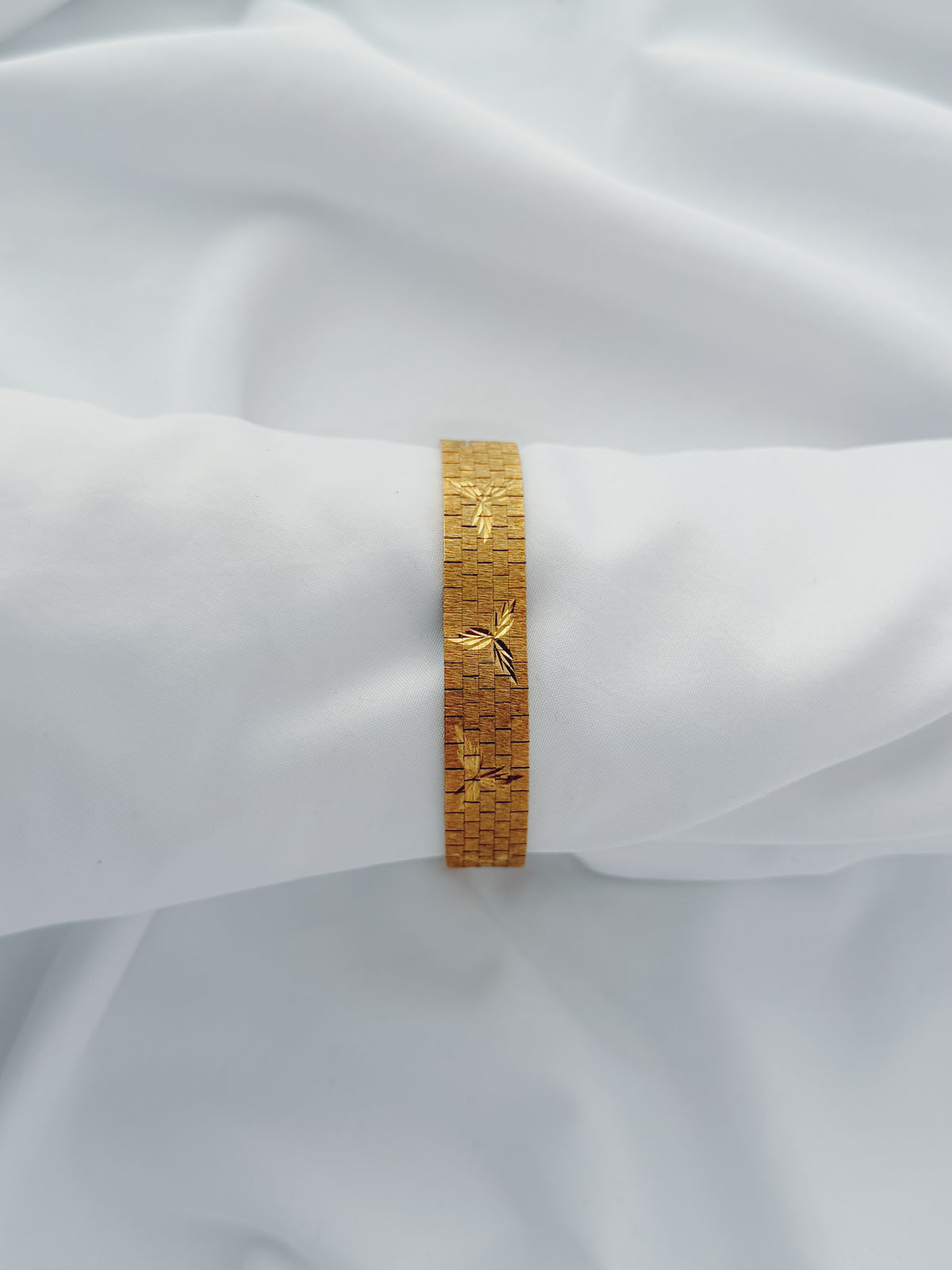 Gold - 1960s Floral Engraved Bracelet